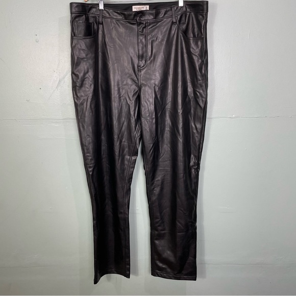Abercrombie and Fitch The 90’s Straight Ultra High Rise Faux Leather Curve Love - Picture 1 of 8